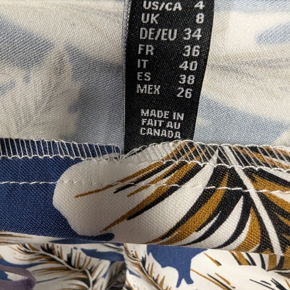 Blue and White Abstract Pattern Capris - Picture 4 of 5